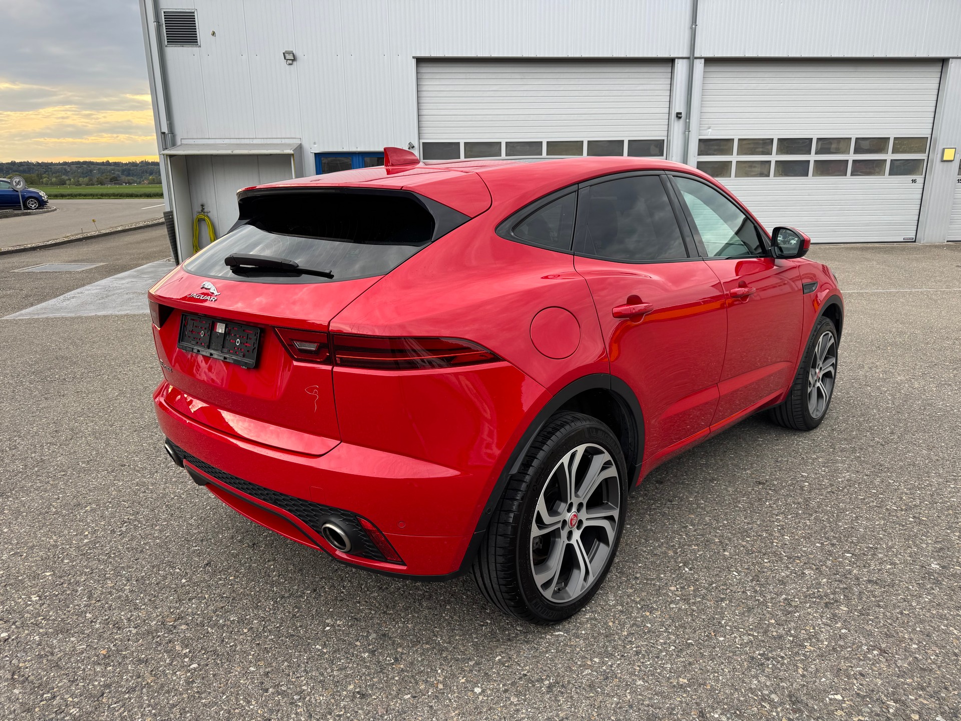 JAGUAR 2.0 D 180 R-Dynamic S AWD-image-4