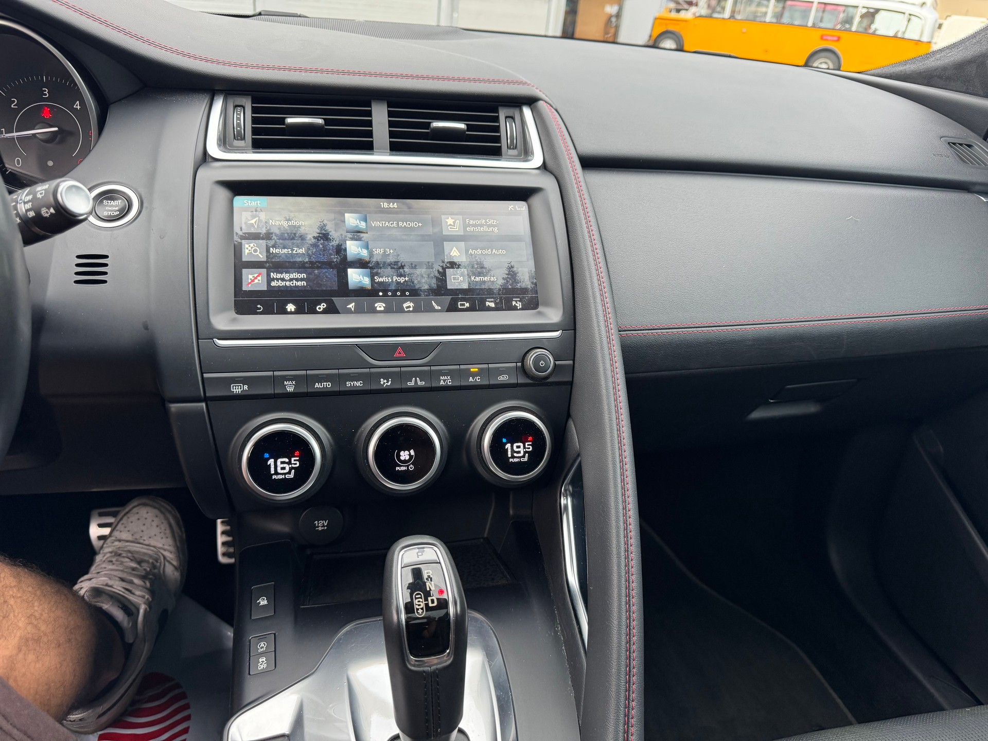 JAGUAR 2.0 D 180 R-Dynamic S AWD-image-14
