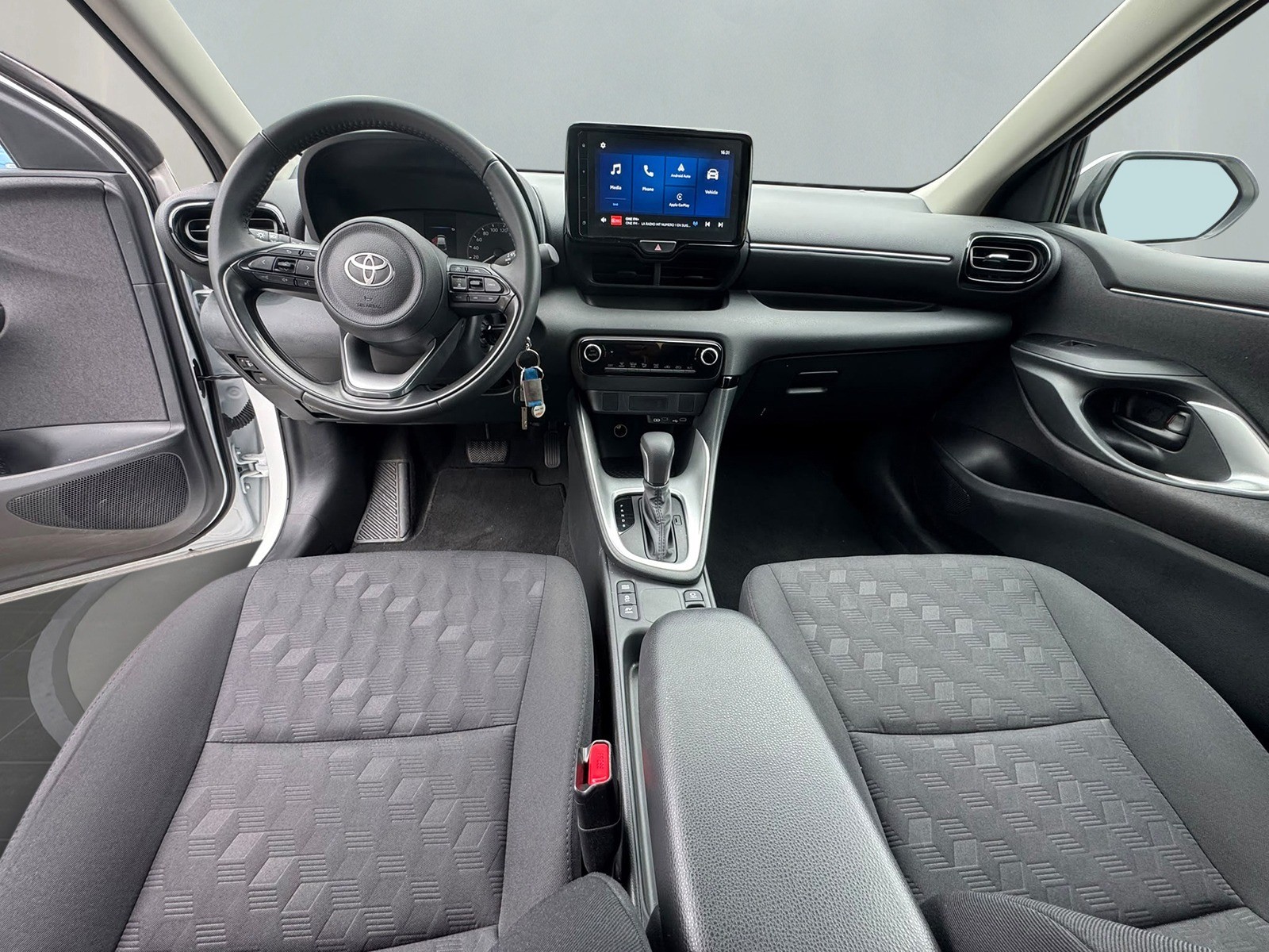 TOYOTA Yaris 1.5 Comfort e-CVT-image-8