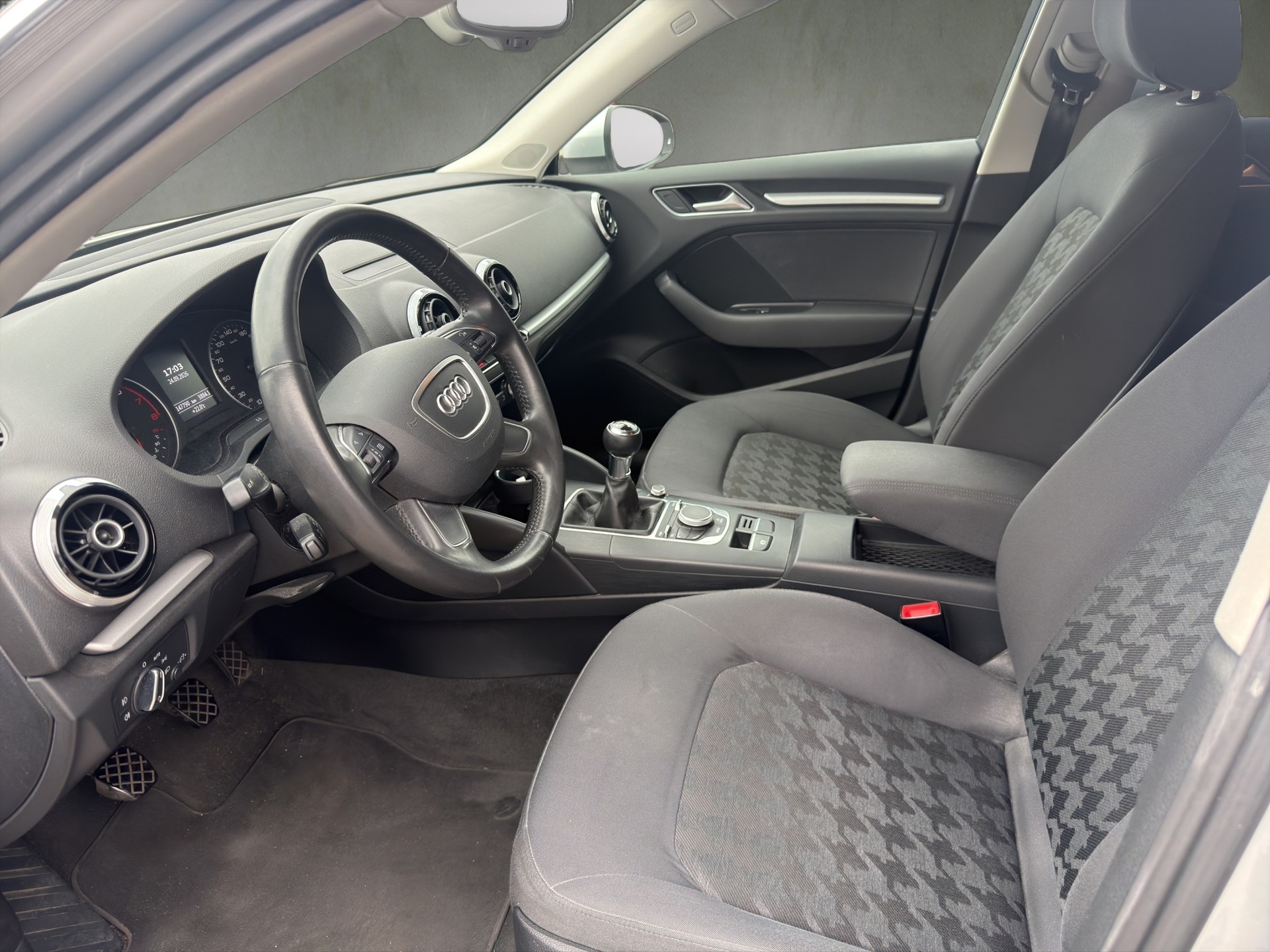 AUDI A3 Sportback 1.2 TFSI Attraction-image-8