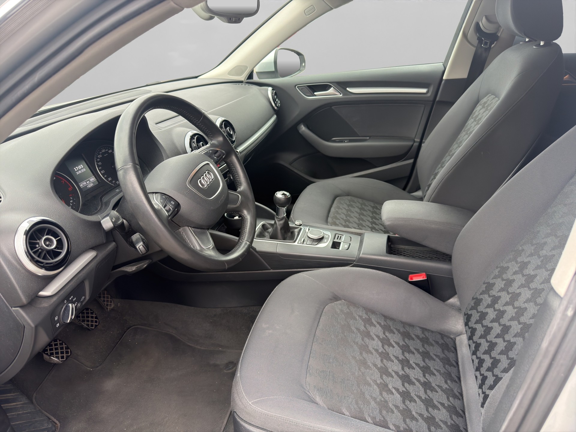 AUDI A3 Sportback 1.2 TFSI Attraction-image-8