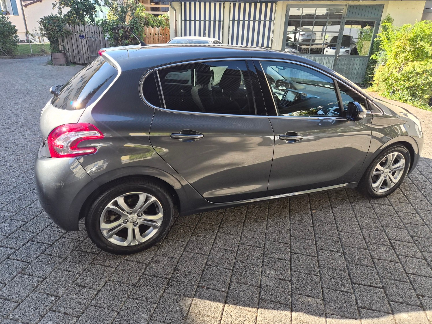 PEUGEOT 208 1.6 VTI Allure-image-6