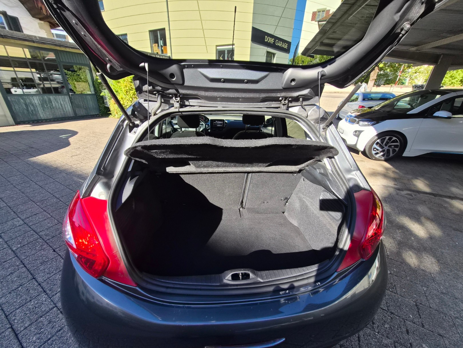 PEUGEOT 208 1.6 VTI Allure-image-12