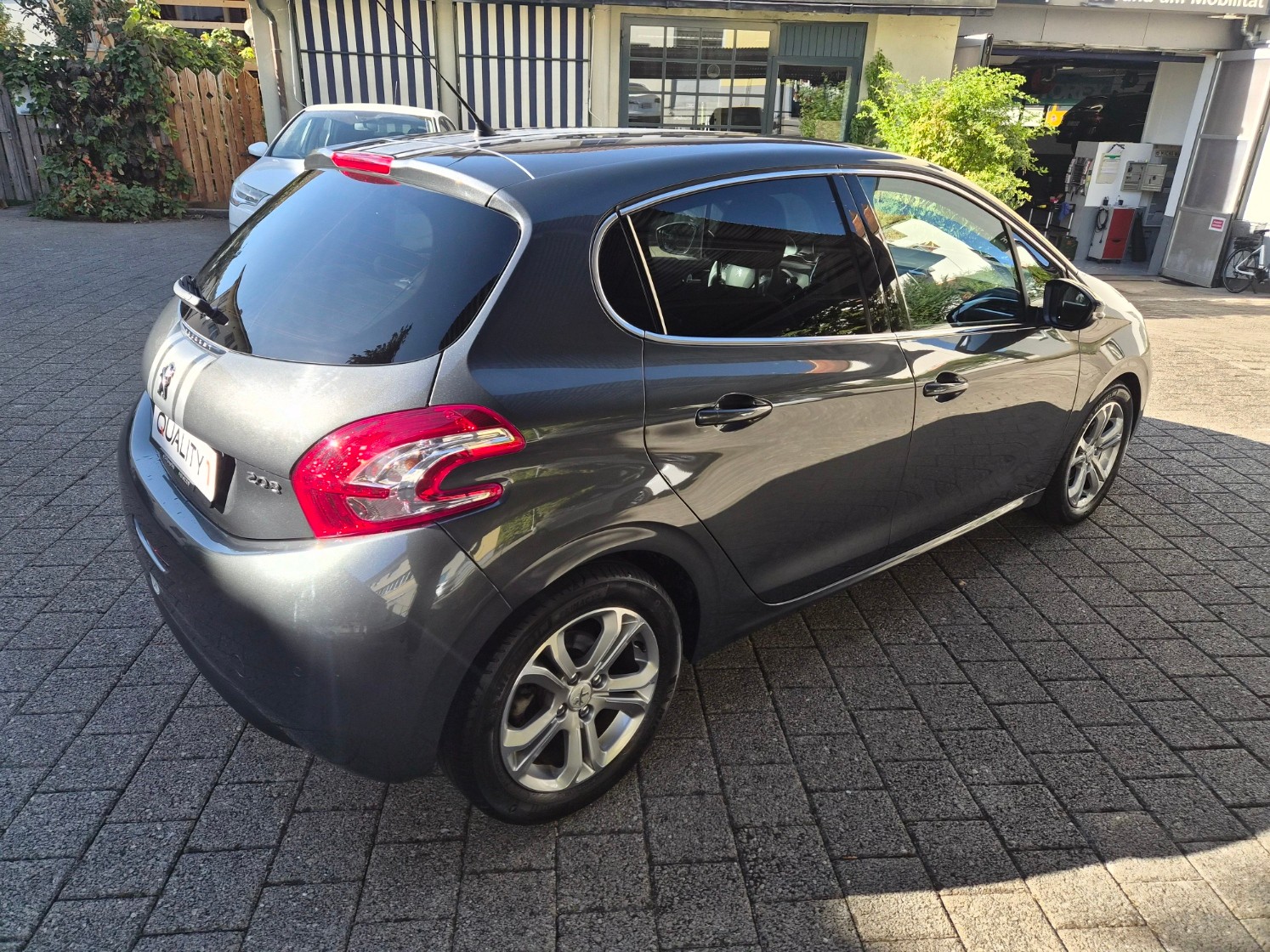 PEUGEOT 208 1.6 VTI Allure-image-7