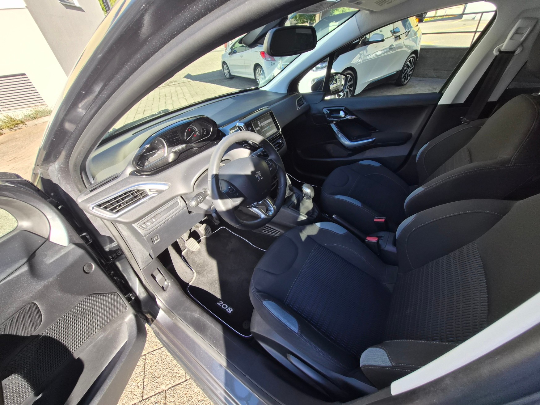 PEUGEOT 208 1.6 VTI Allure-image-14