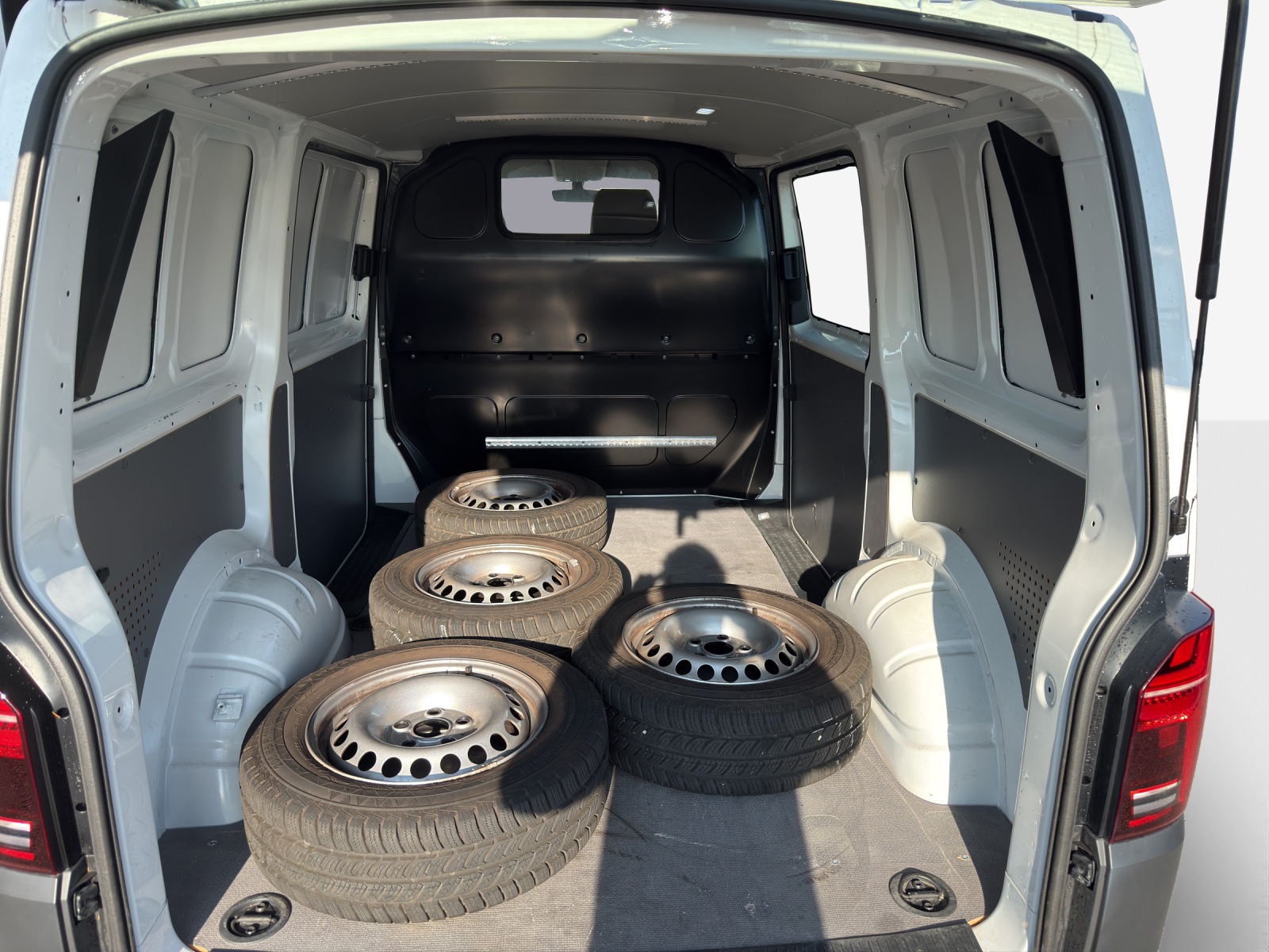 VW T6.1 2.0 TDI DSG-image-12