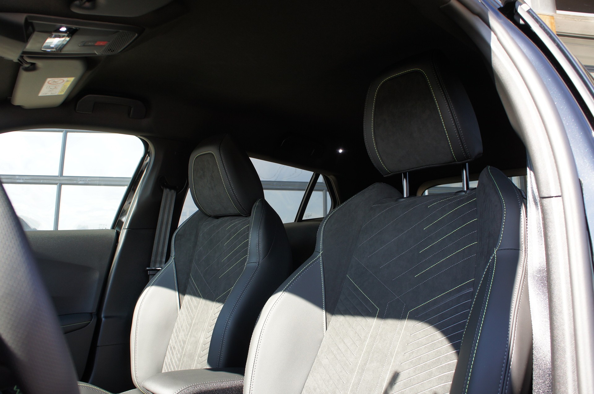 PEUGEOT 2008 1.2 145 MHEV GT-image-16