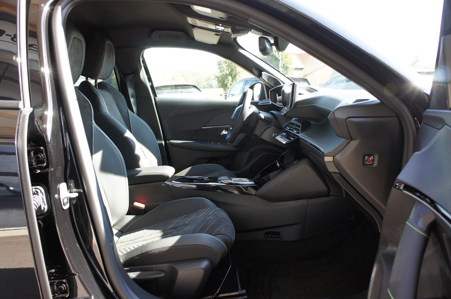 PEUGEOT 2008 1.2 145 MHEV GT-image-8