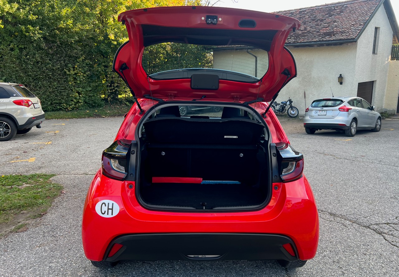 TOYOTA Yaris 1.5 Active e-CVT-image-15