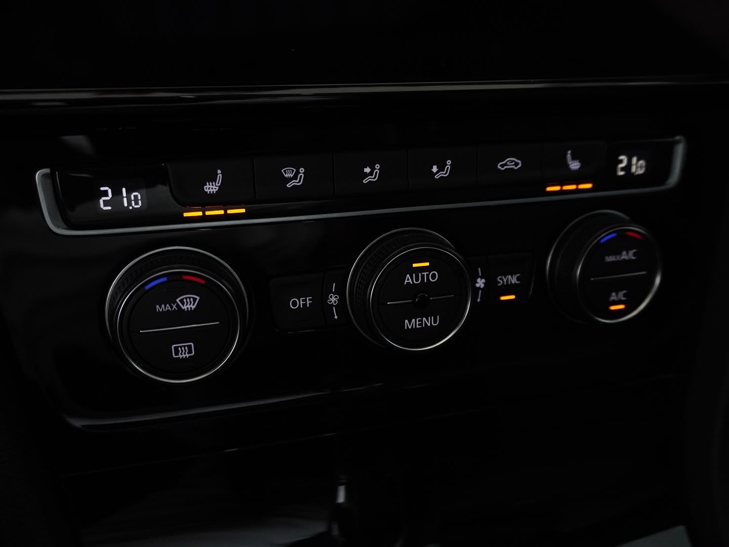 VW Golf Variant 2.0 TSI R 4Motion DSG-image-11