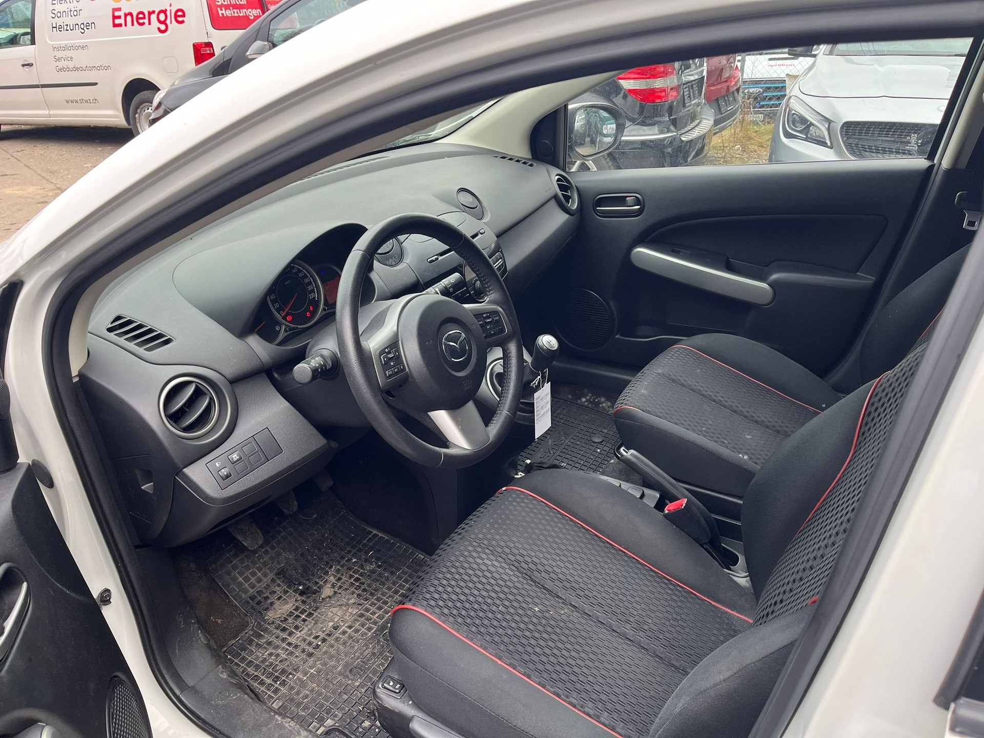 MAZDA 2-image-8