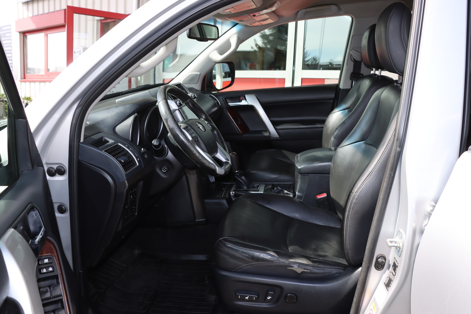 TOYOTA Land Cruiser 3.0 TD Sol Premium Automatic-image-11