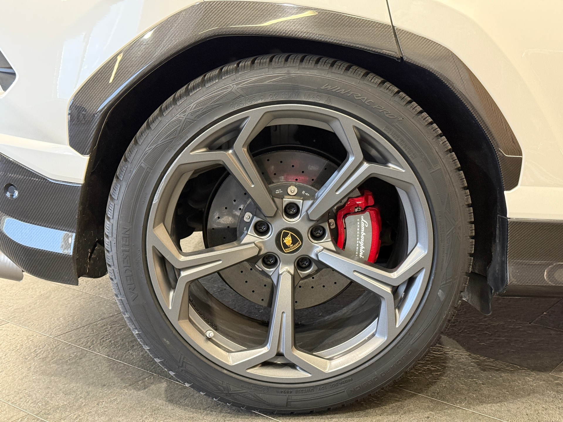 LAMBORGHINI Urus CH-Fahrzeug * Carbon Paket * Balloon White-image-13