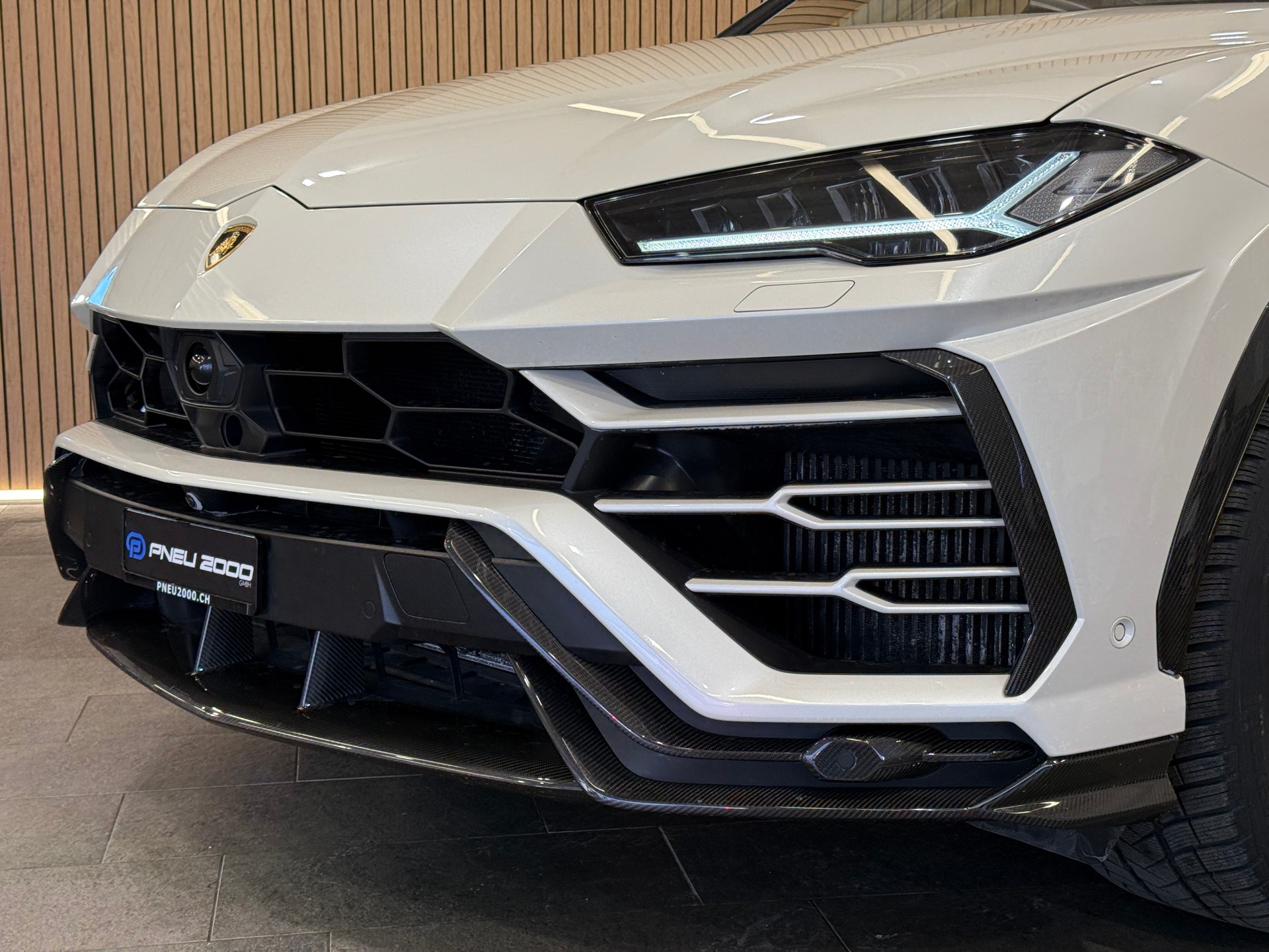 LAMBORGHINI Urus CH-Fahrzeug * Carbon Paket * Balloon White-image-2