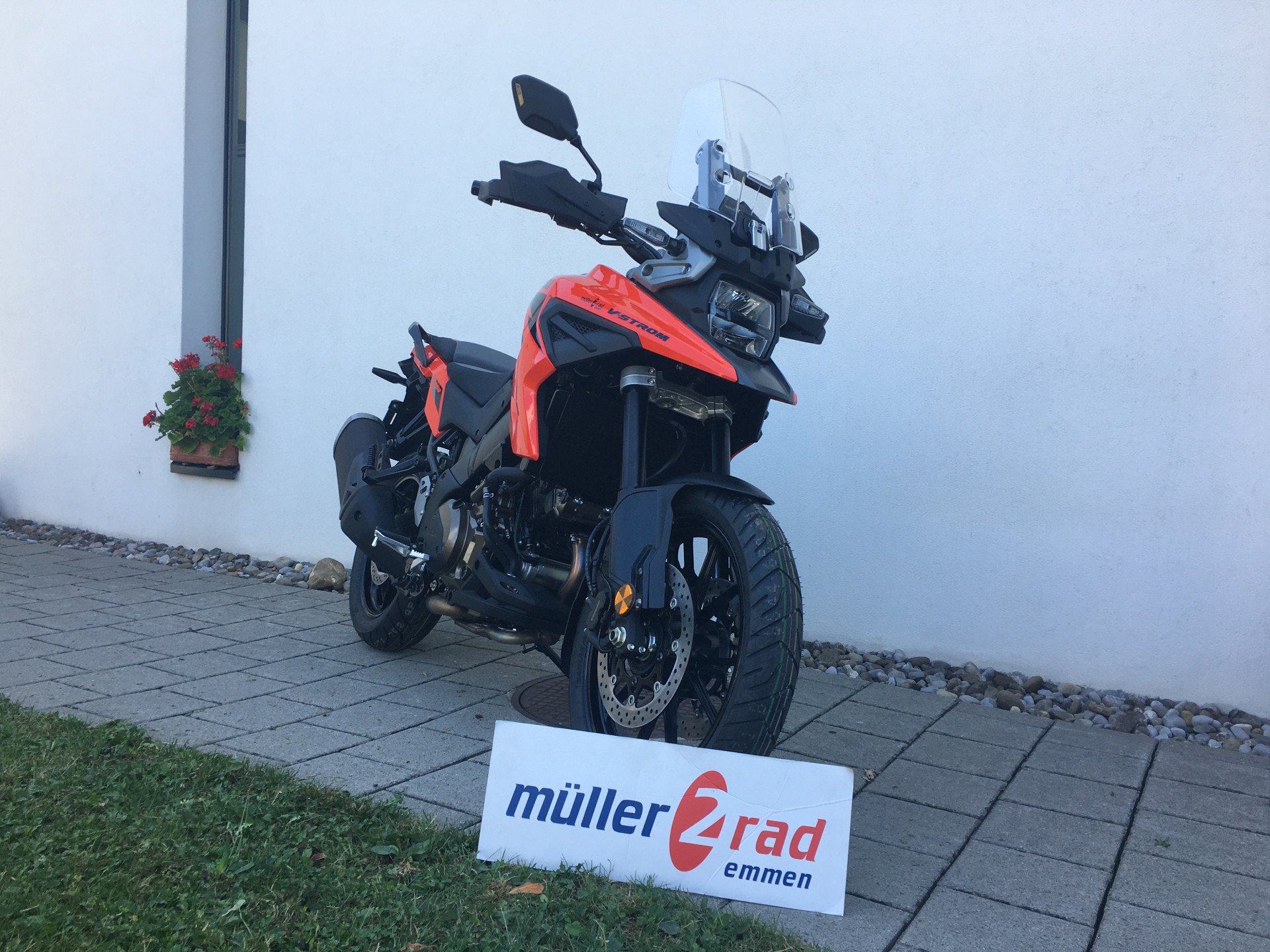 SUZUKI DL 1050 A V-Strom-showroom-element-1