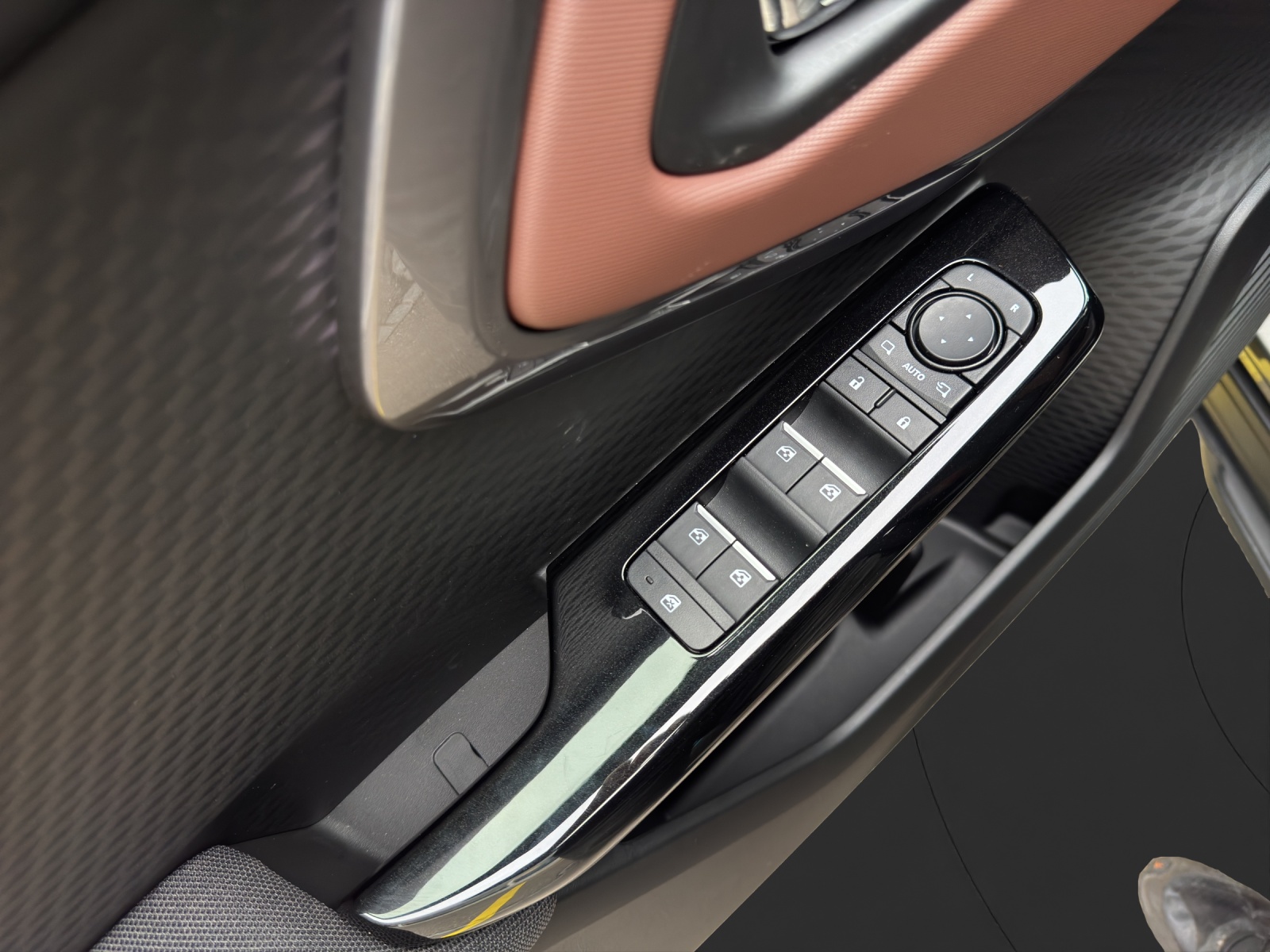 SUZUKI e Vitara Compact Top 4x4-image-12