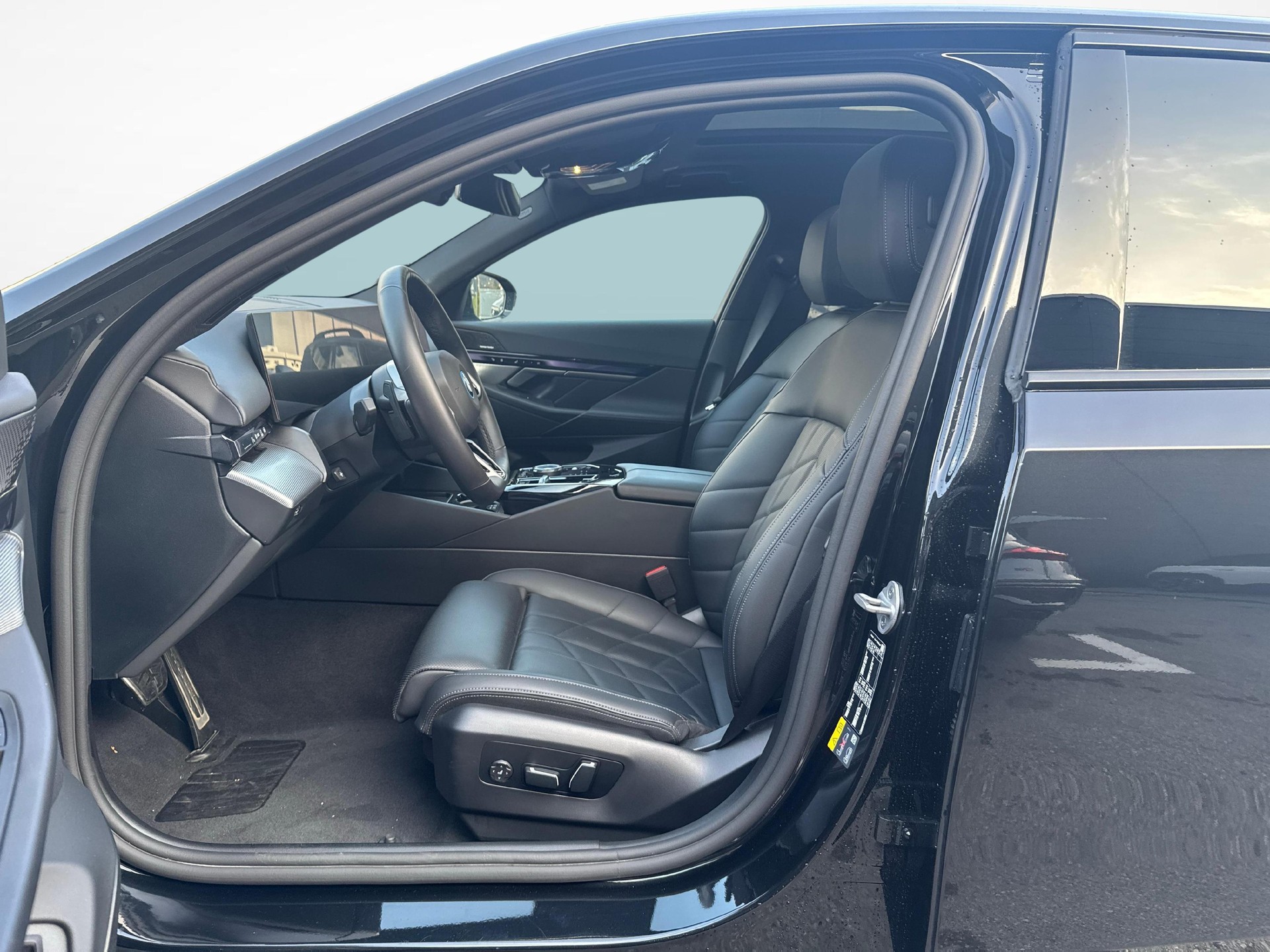 BMW 550e xDrive-image-11