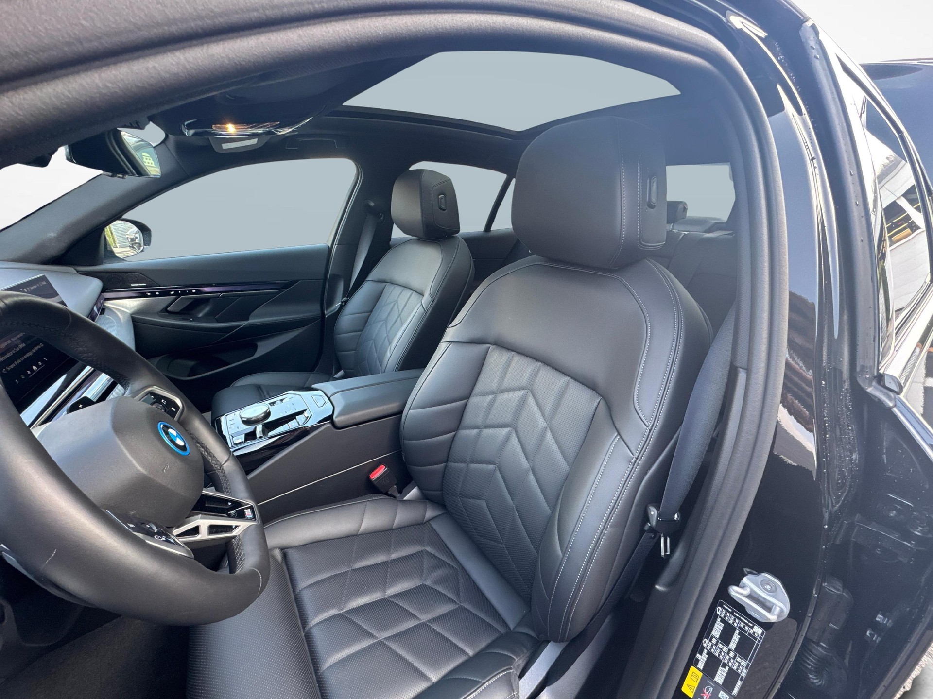 BMW 550e xDrive-image-13