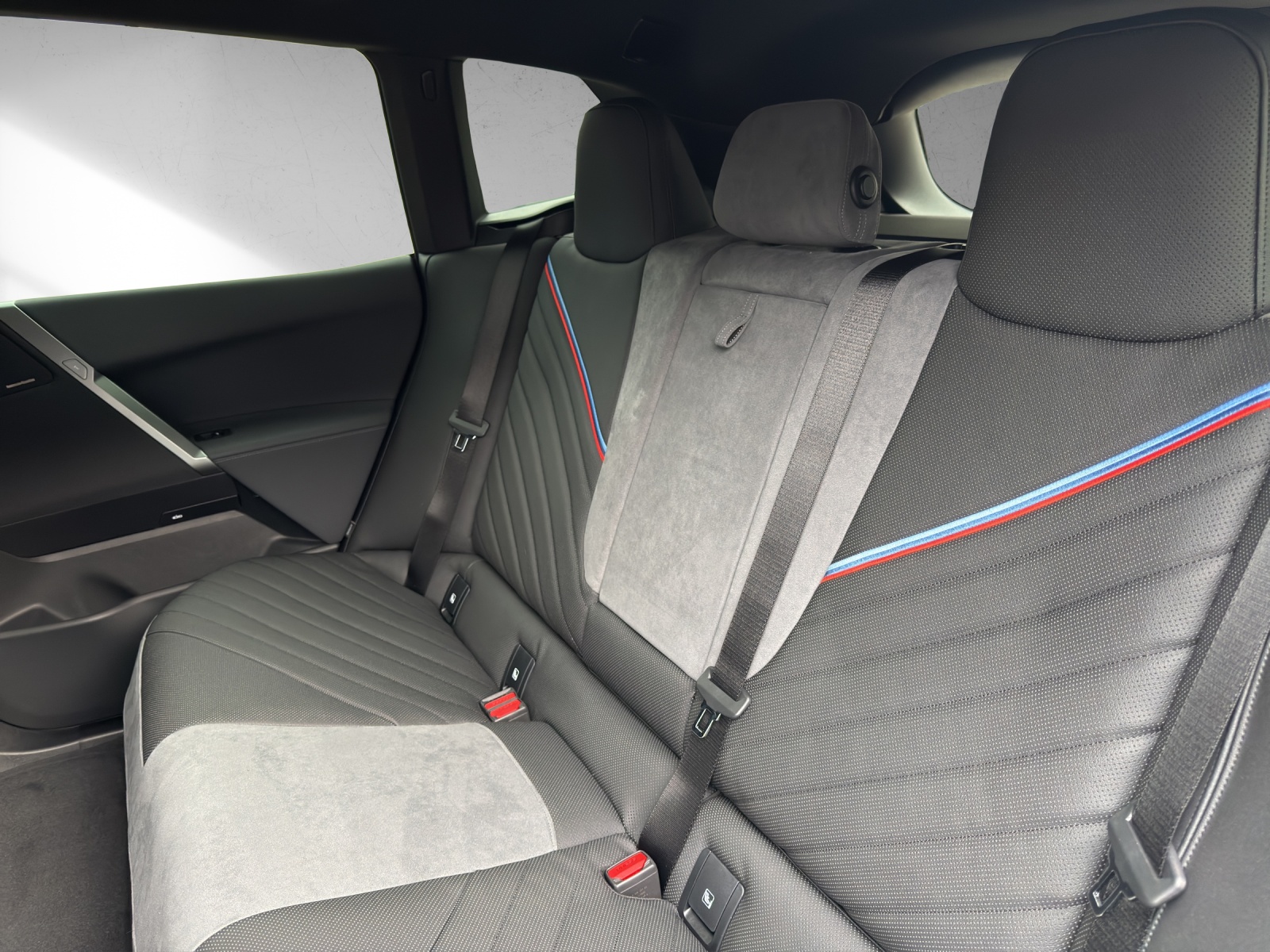 BMW iX xDrive45 M Sport-image-16