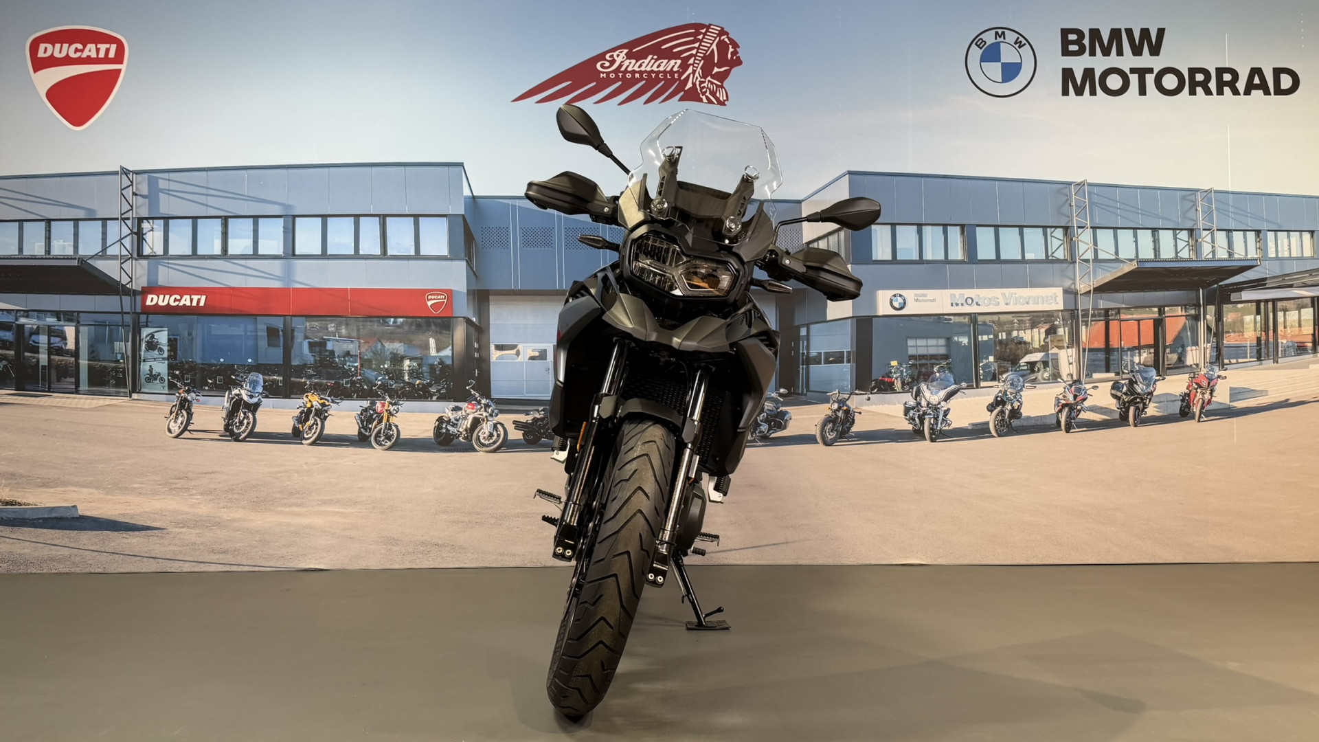 BMW F 800 GS Triple Black Rabaissée-showroom-element-1
