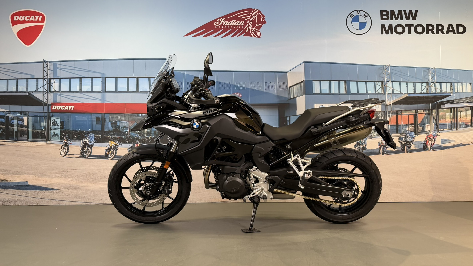 BMW F 800 GS Triple Black Rabaissée-showroom-element-3