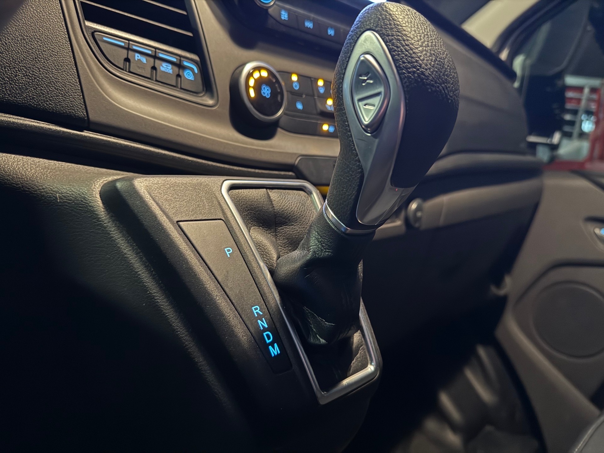 FORD Transit Custom Van 300 L2H1 Trend Automat-image-10