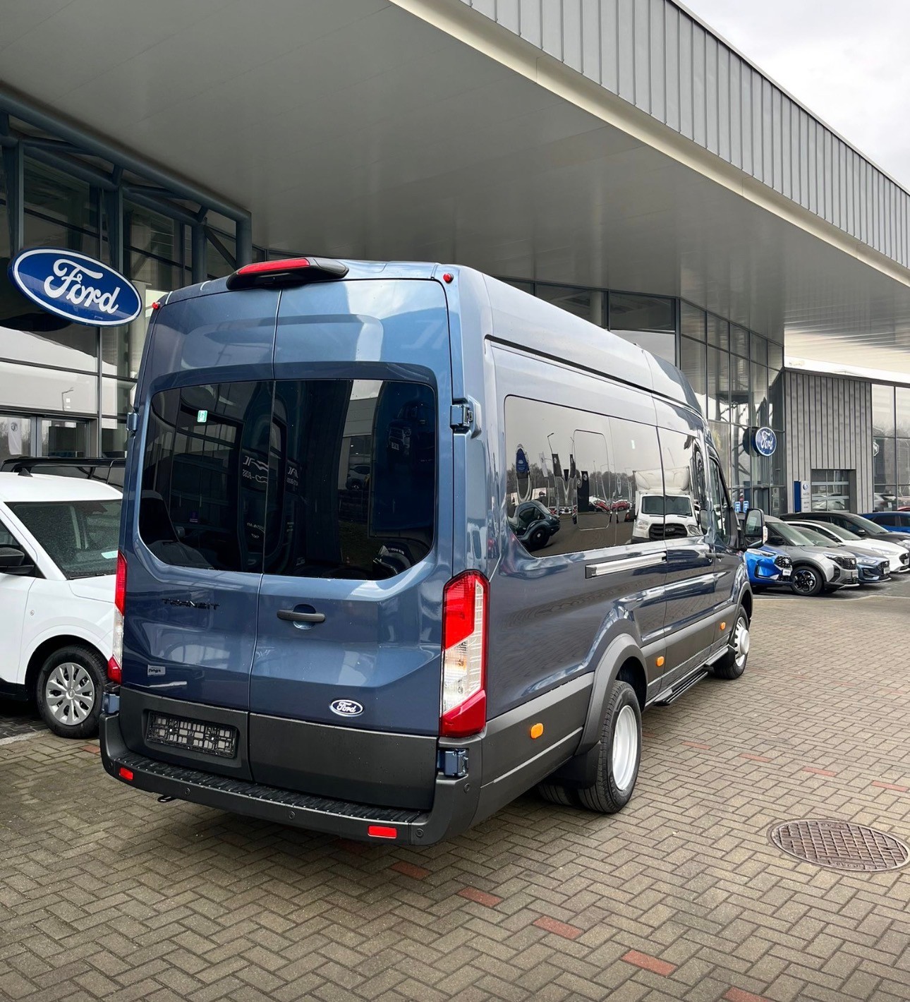 FORD Transit Minibus NEUF – 17+1 places – Caméra 360° – Régulateur adaptatif-image-1