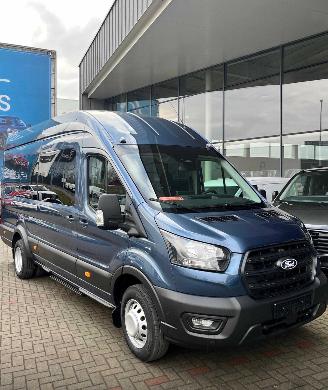 FORD Transit Minibus NEUF – 17+1 places – Caméra 360° – Régulateur adaptatif-image-0