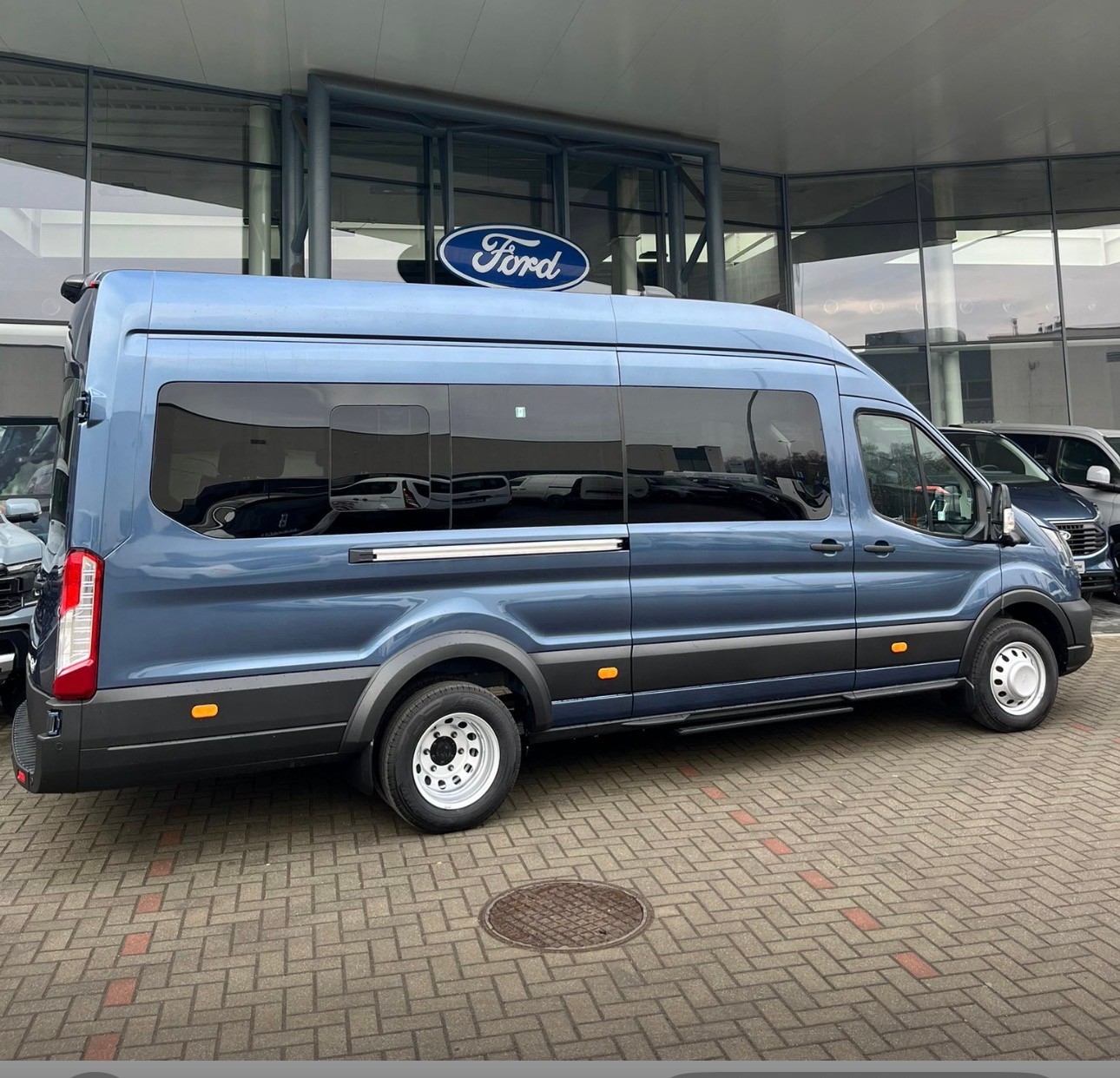 FORD Transit Minibus NEUF – 17+1 places – Caméra 360° – Régulateur adaptatif-image-2