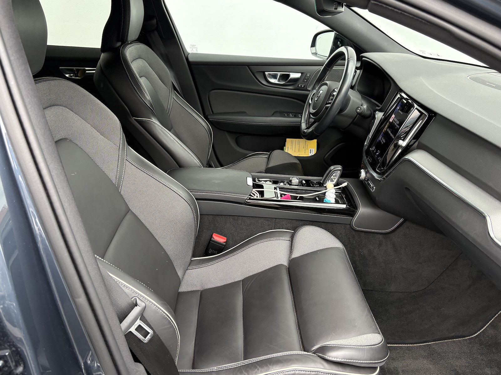 VOLVO V60 2.0 T6 TE R-Design eAWD-image-9