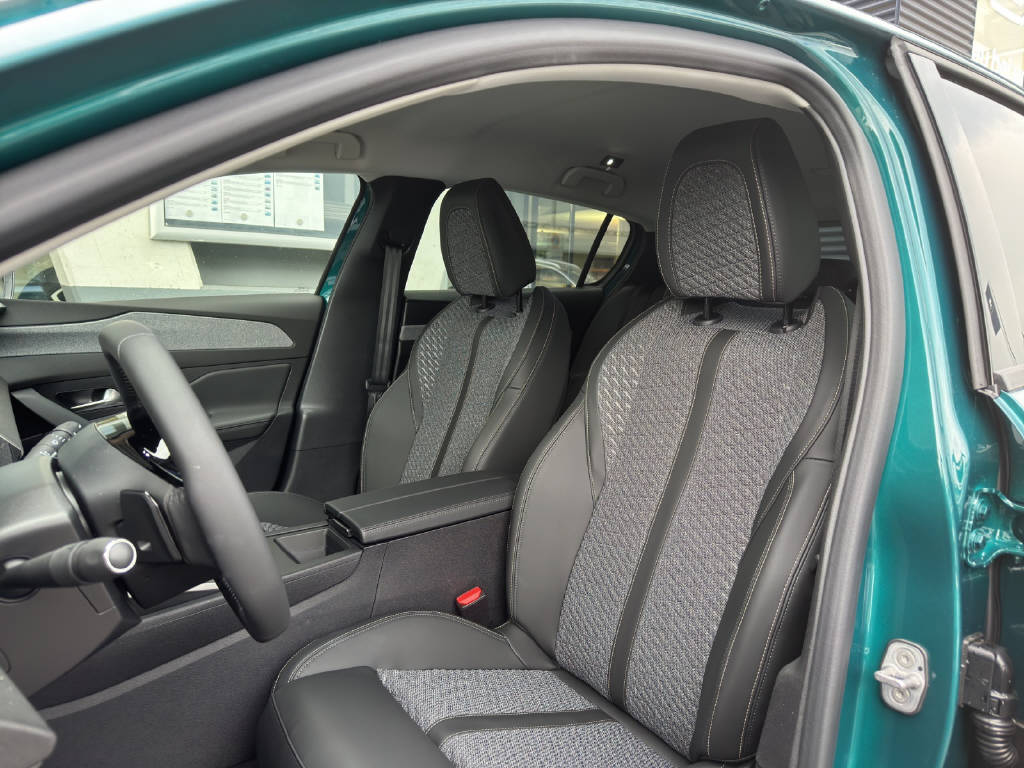 PEUGEOT 308 1.2 Hybrid Allure-image-4
