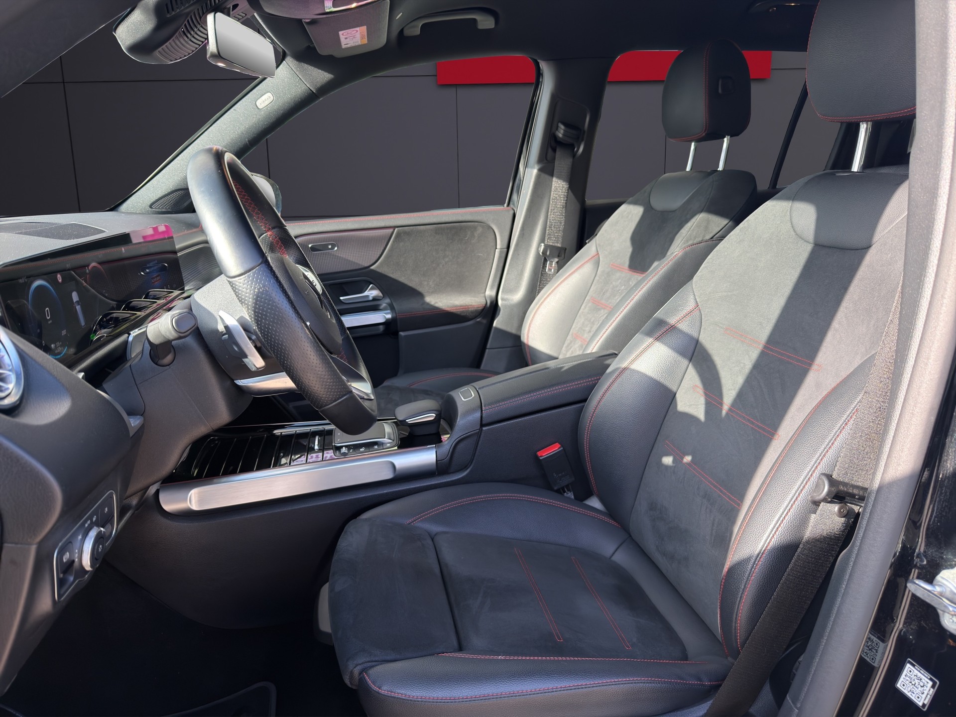 MERCEDES-BENZ EQB 300 4Matic AMG Line-image-5