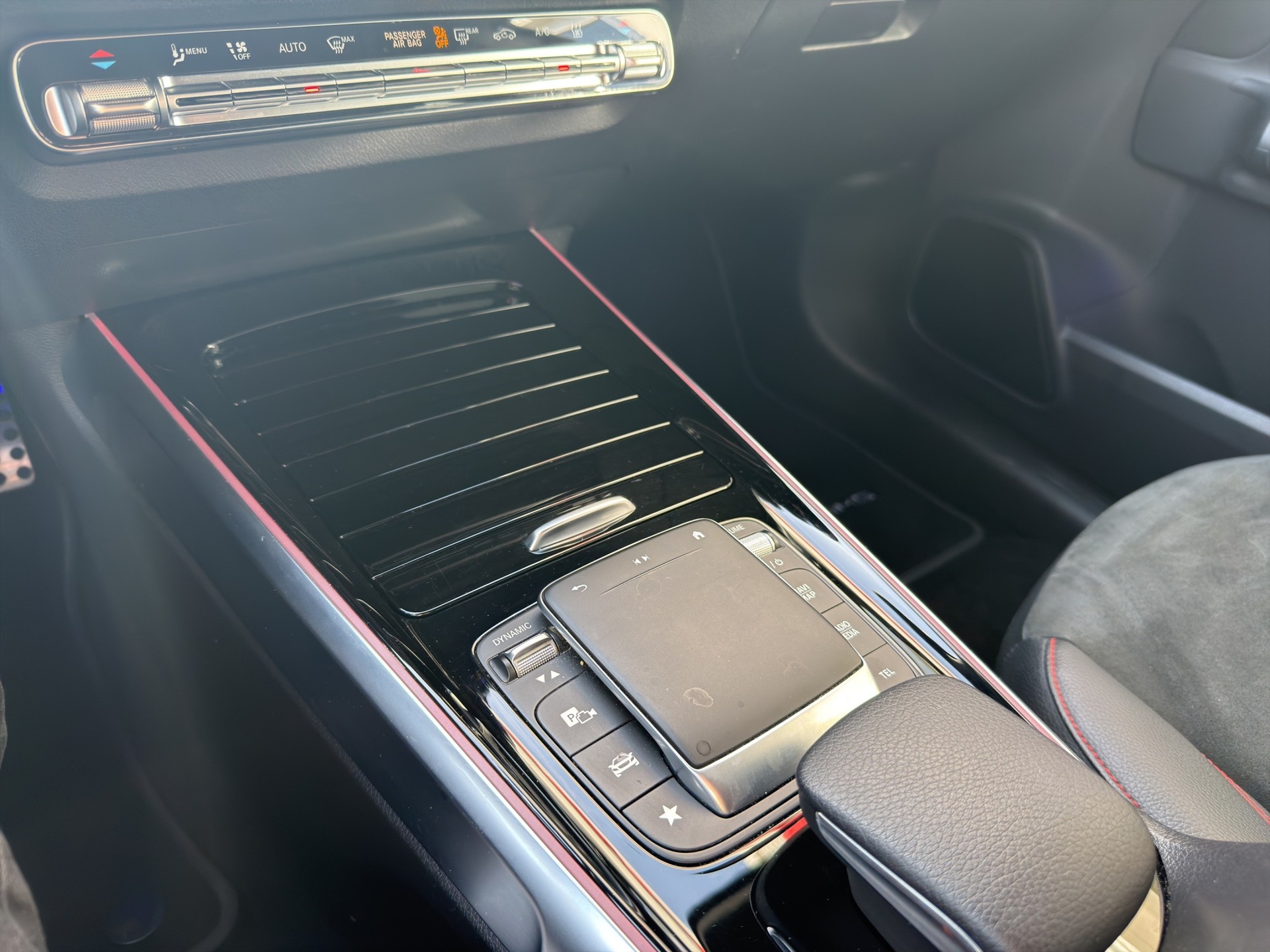 MERCEDES-BENZ EQB 300 4Matic AMG Line-image-10