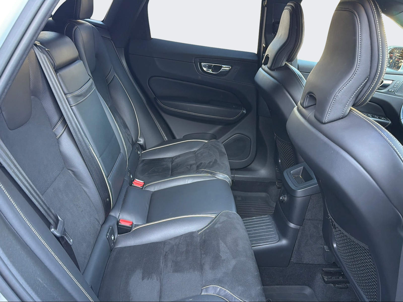 VOLVO XC60 2.0 T8 TE R-Design eAWD-image-12