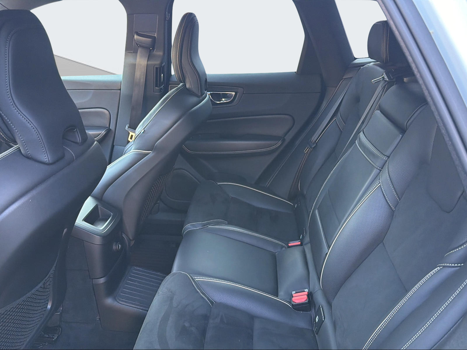 VOLVO XC60 2.0 T8 TE R-Design eAWD-image-11