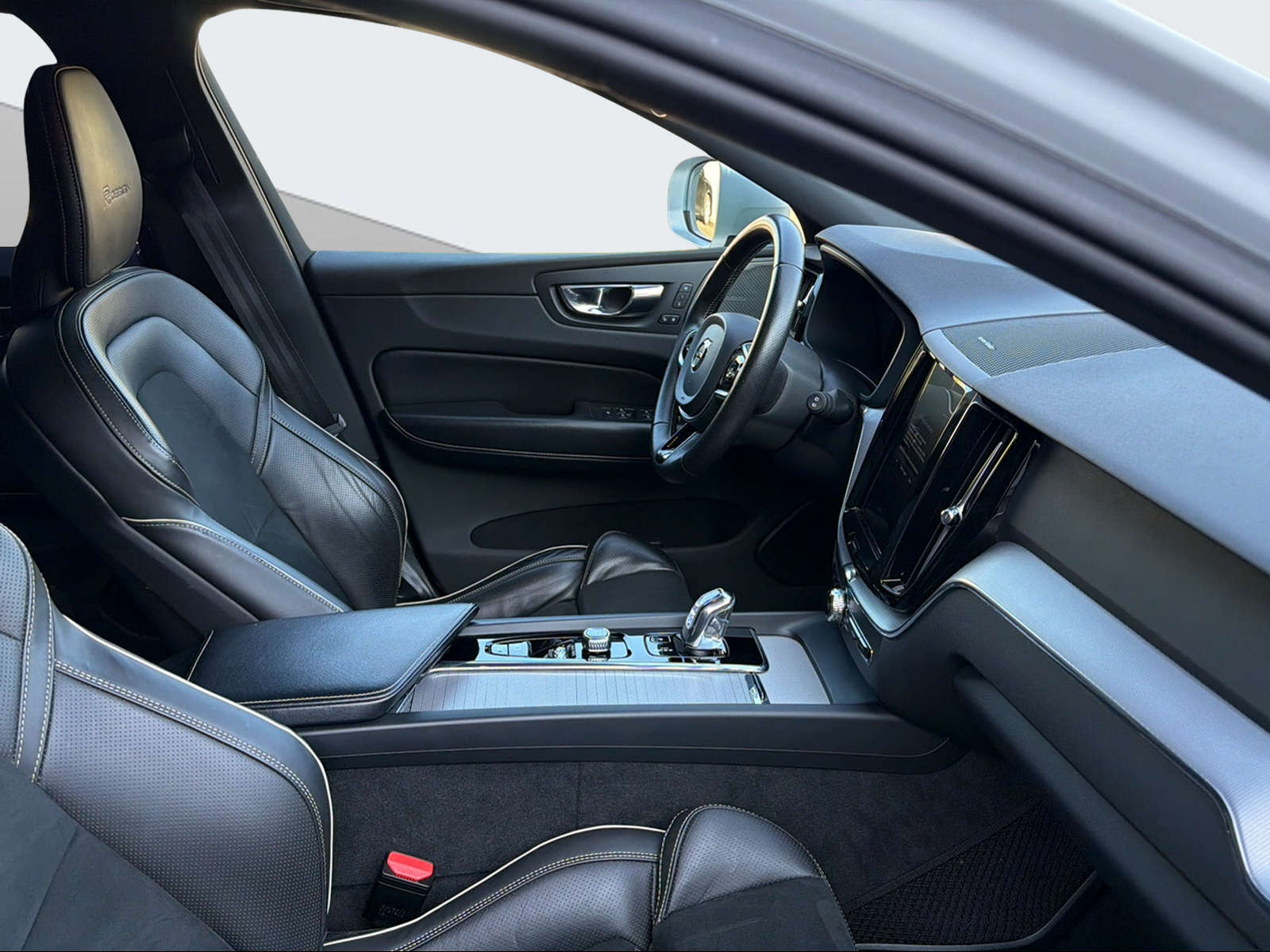 VOLVO XC60 2.0 T8 TE R-Design eAWD-image-13