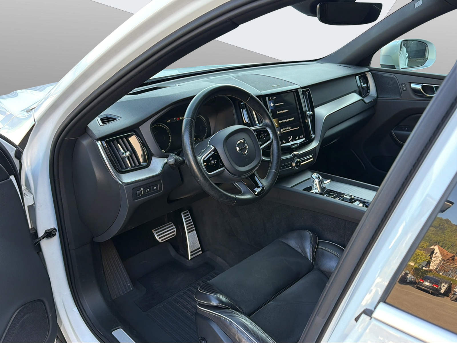 VOLVO XC60 2.0 T8 TE R-Design eAWD-image-10