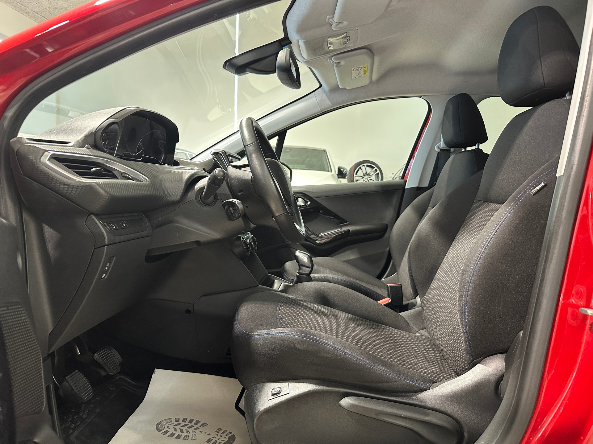 PEUGEOT 208 1.2 PureTech Signature-image-11