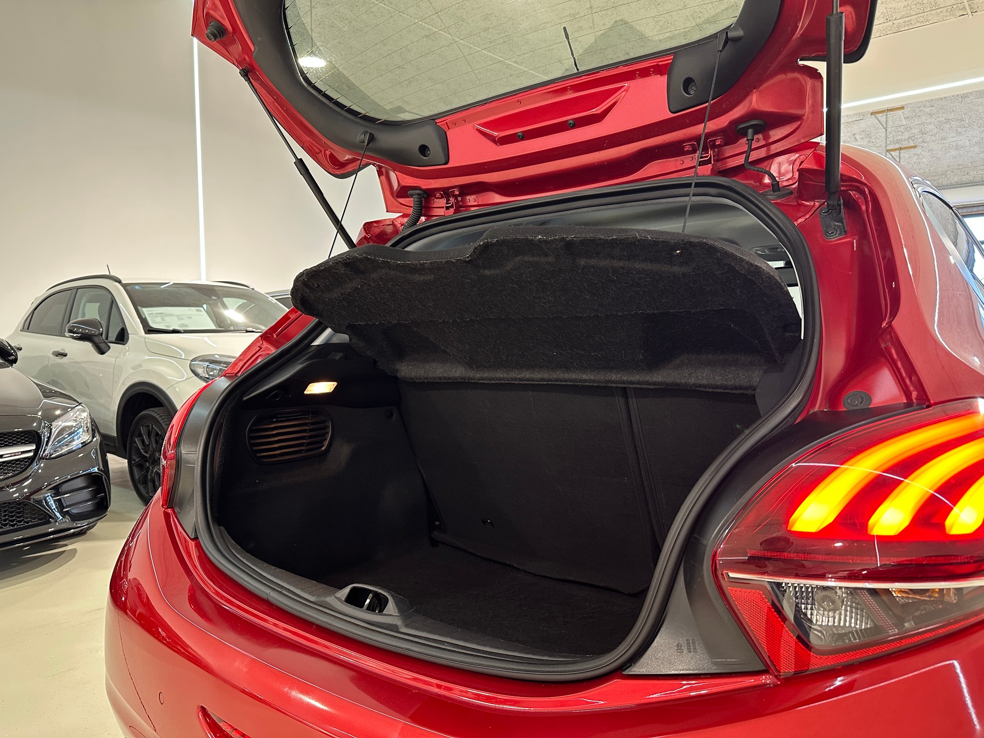 PEUGEOT 208 1.2 PureTech Signature-image-7