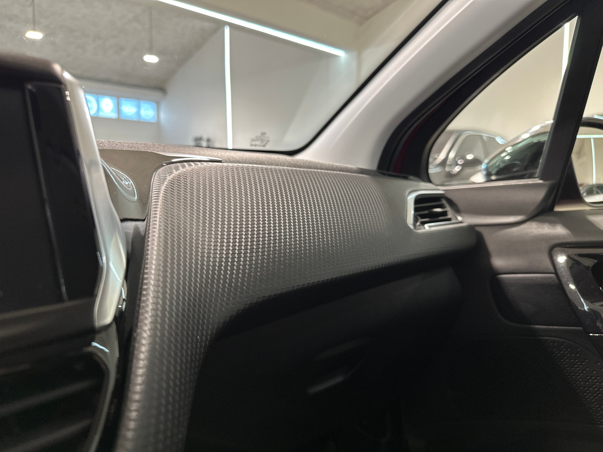 PEUGEOT 208 1.2 PureTech Signature-image-26
