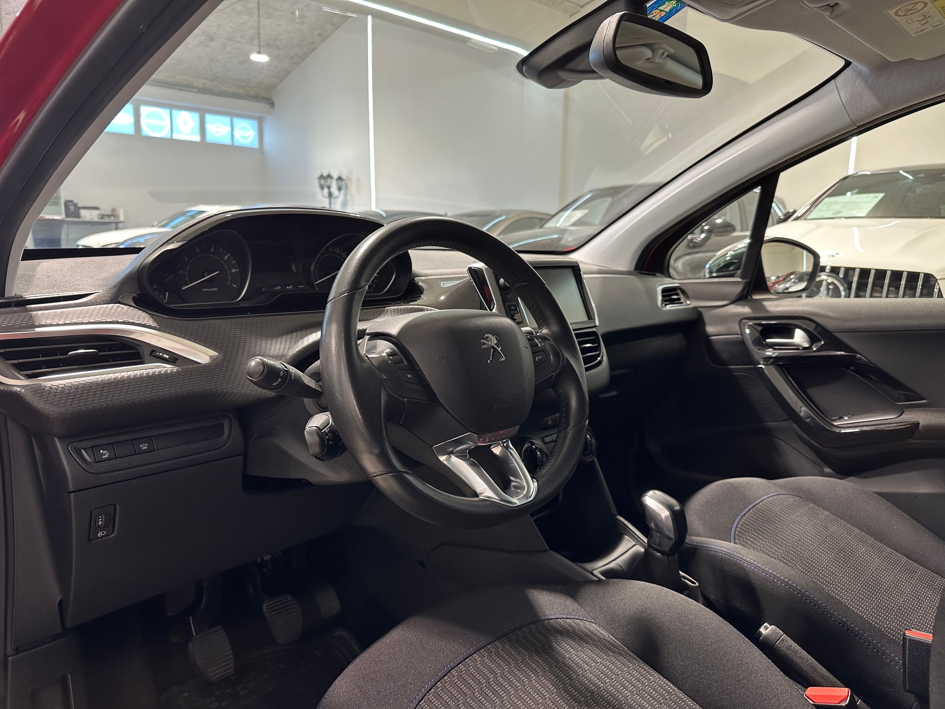PEUGEOT 208 1.2 PureTech Signature-showroom-element-1