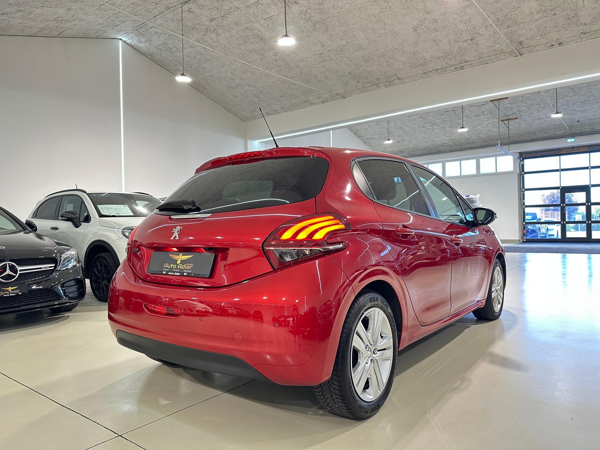 PEUGEOT 208 1.2 PureTech Signature-image-8