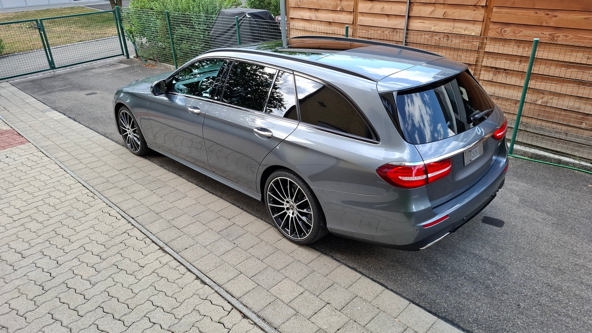 MERCEDES-BENZ E 450 AMG Line 4matic-image-3