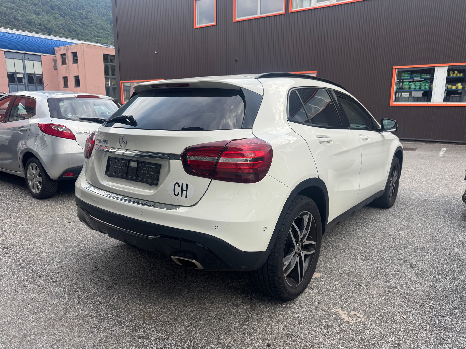 MERCEDES-BENZ GLA 200 Style 7G-DCT-image-2