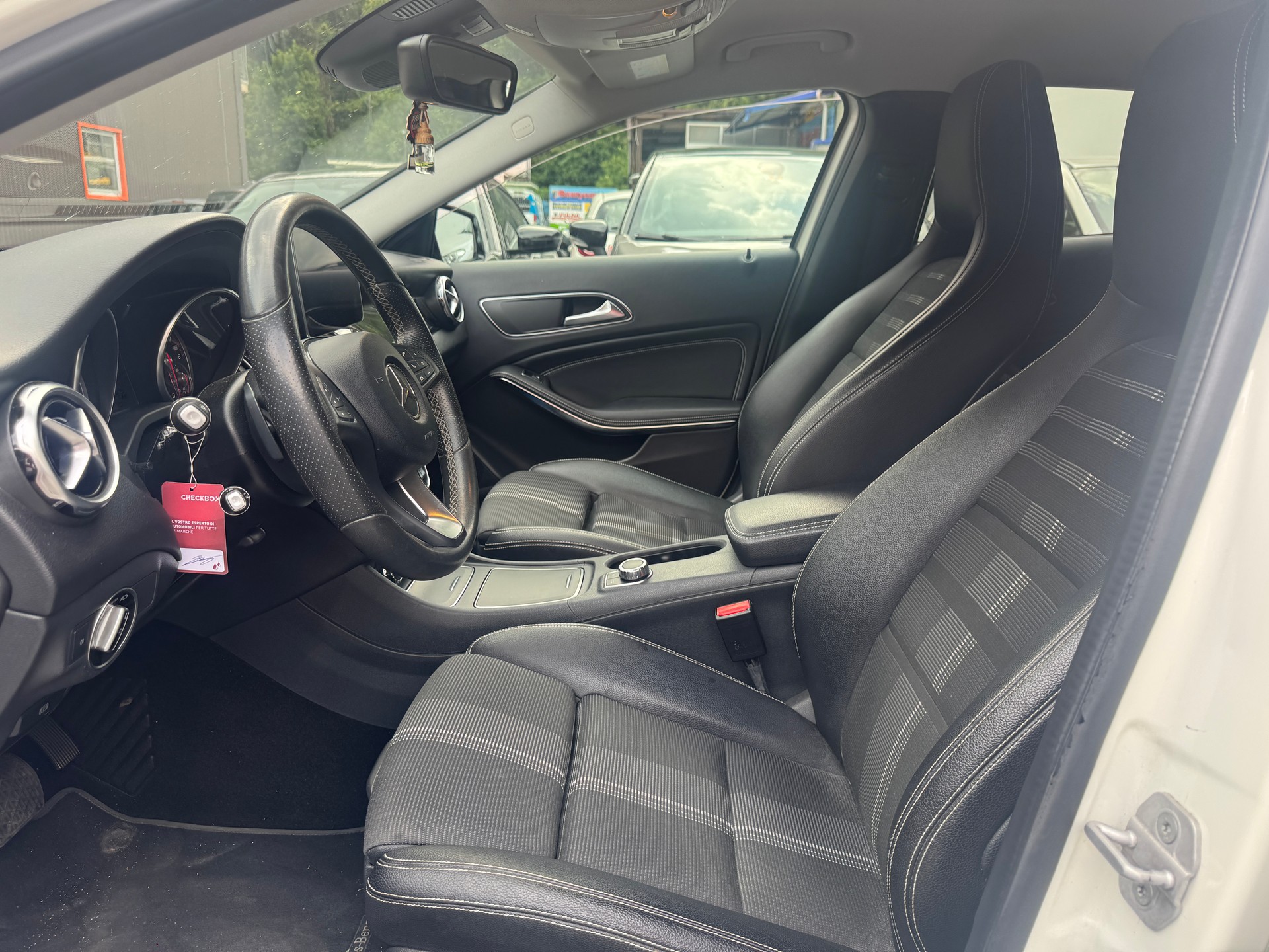 MERCEDES-BENZ GLA 200 Style 7G-DCT-image-7