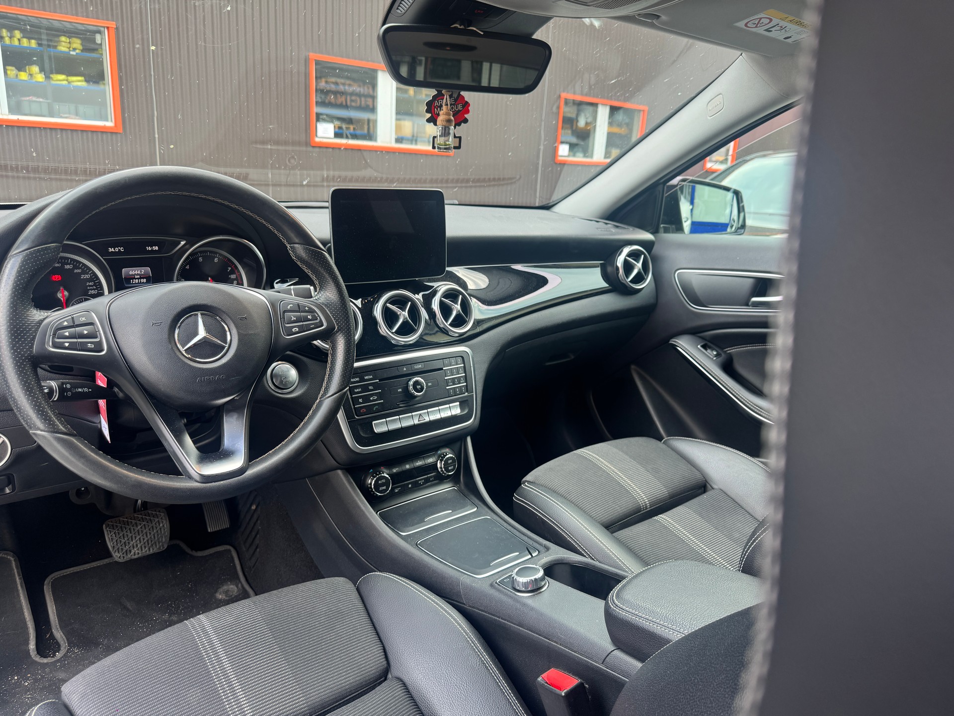 MERCEDES-BENZ GLA 200 Style 7G-DCT-image-6