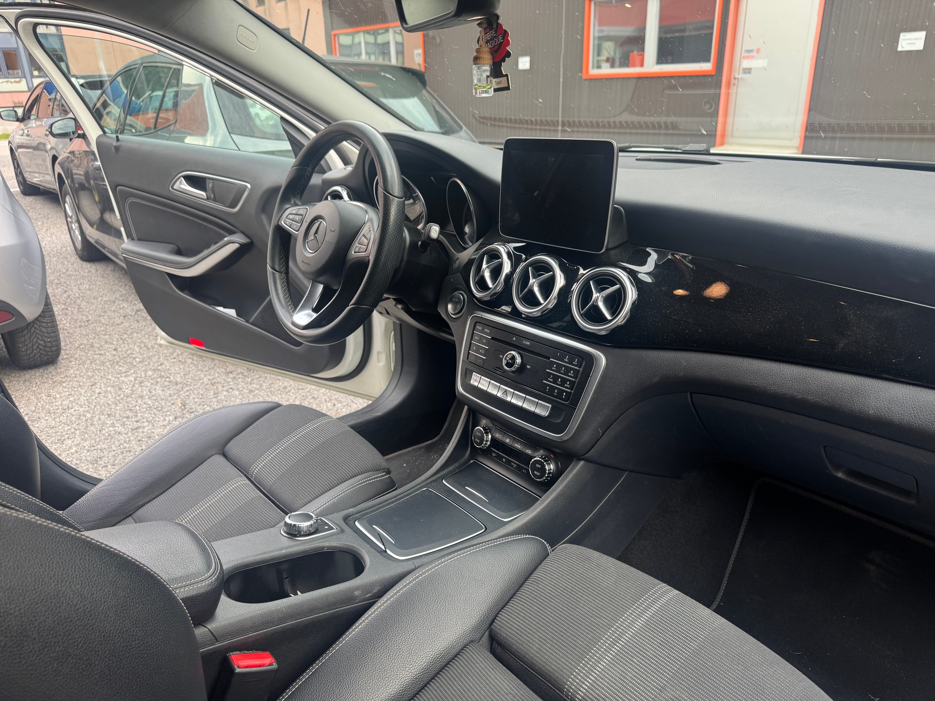 MERCEDES-BENZ GLA 200 Style 7G-DCT-image-5