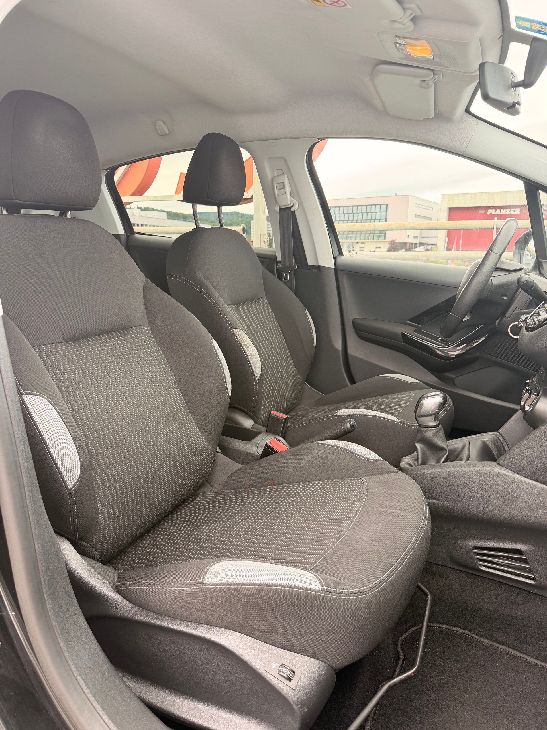 PEUGEOT 208 1.2 VTI Style-image-10