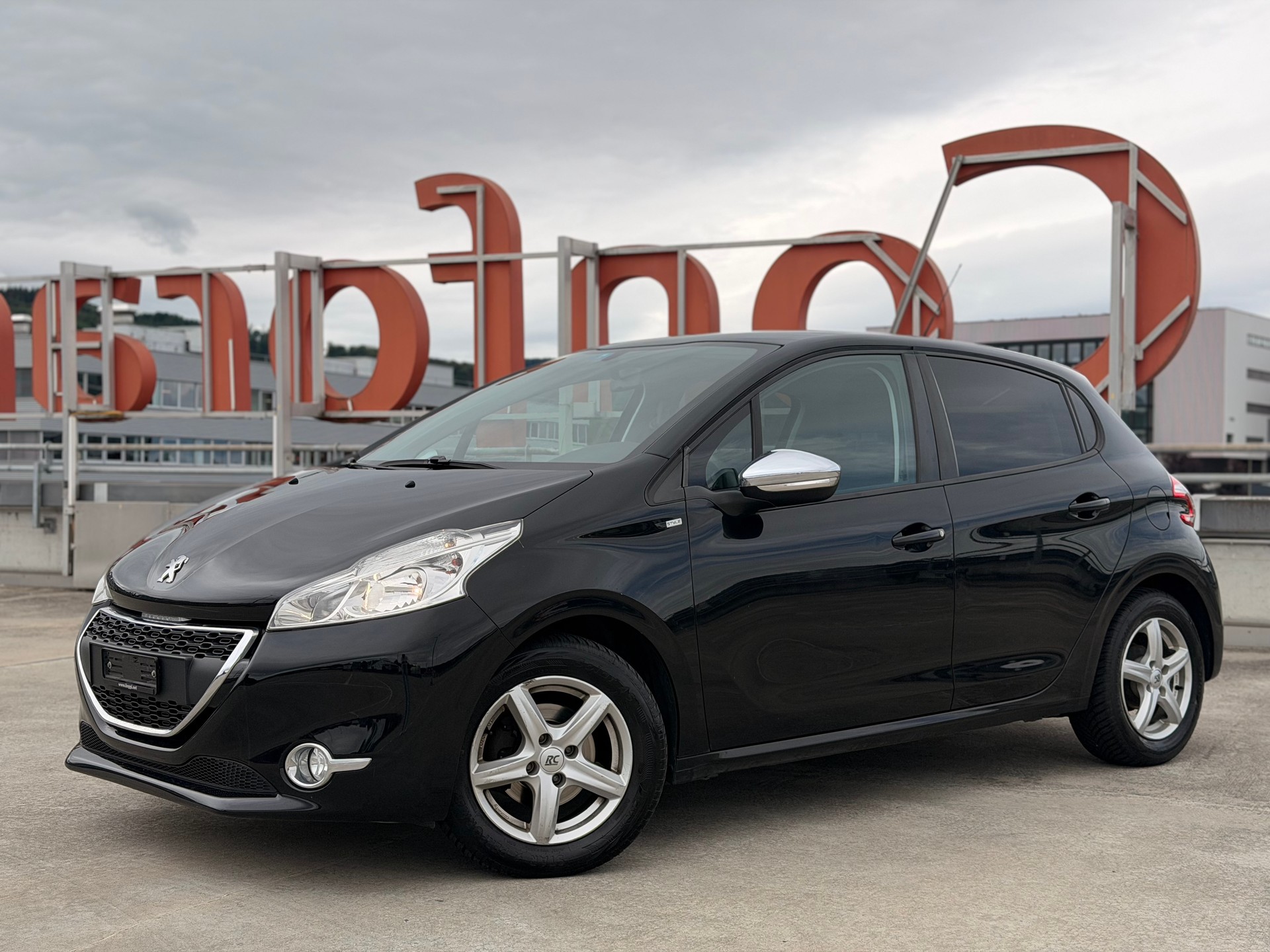 PEUGEOT 208 1.2 VTI Style-image-0