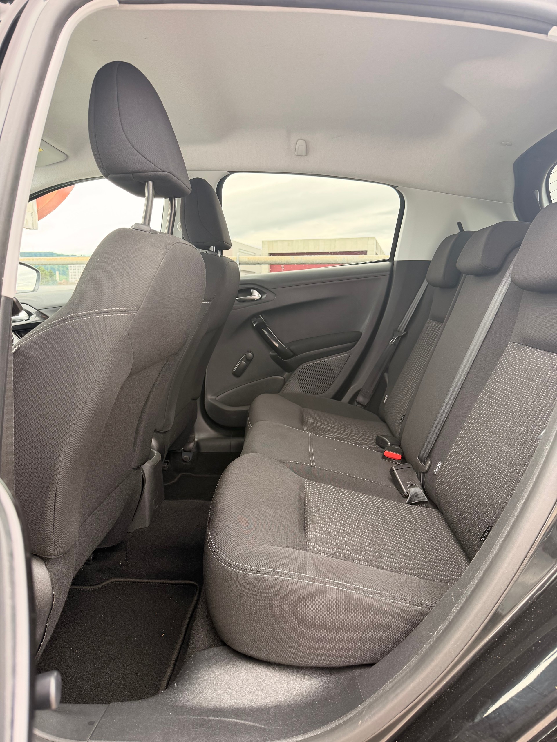 PEUGEOT 208 1.2 VTI Style-image-12